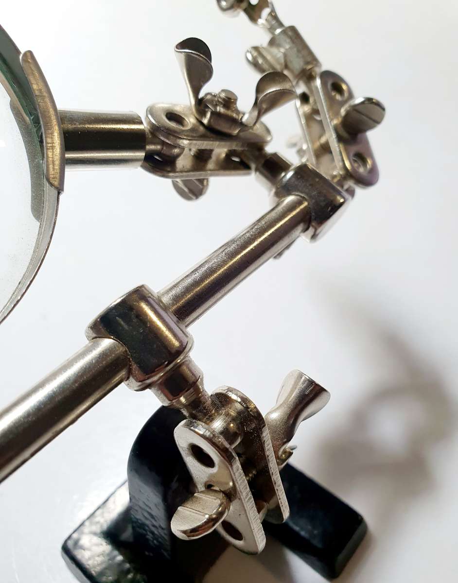 HELPING HANDS WITH MAGNIFYING GLASS. AS GOOD AS NEW. 25CM WIDE X 20CM HIGH EXPANDED.