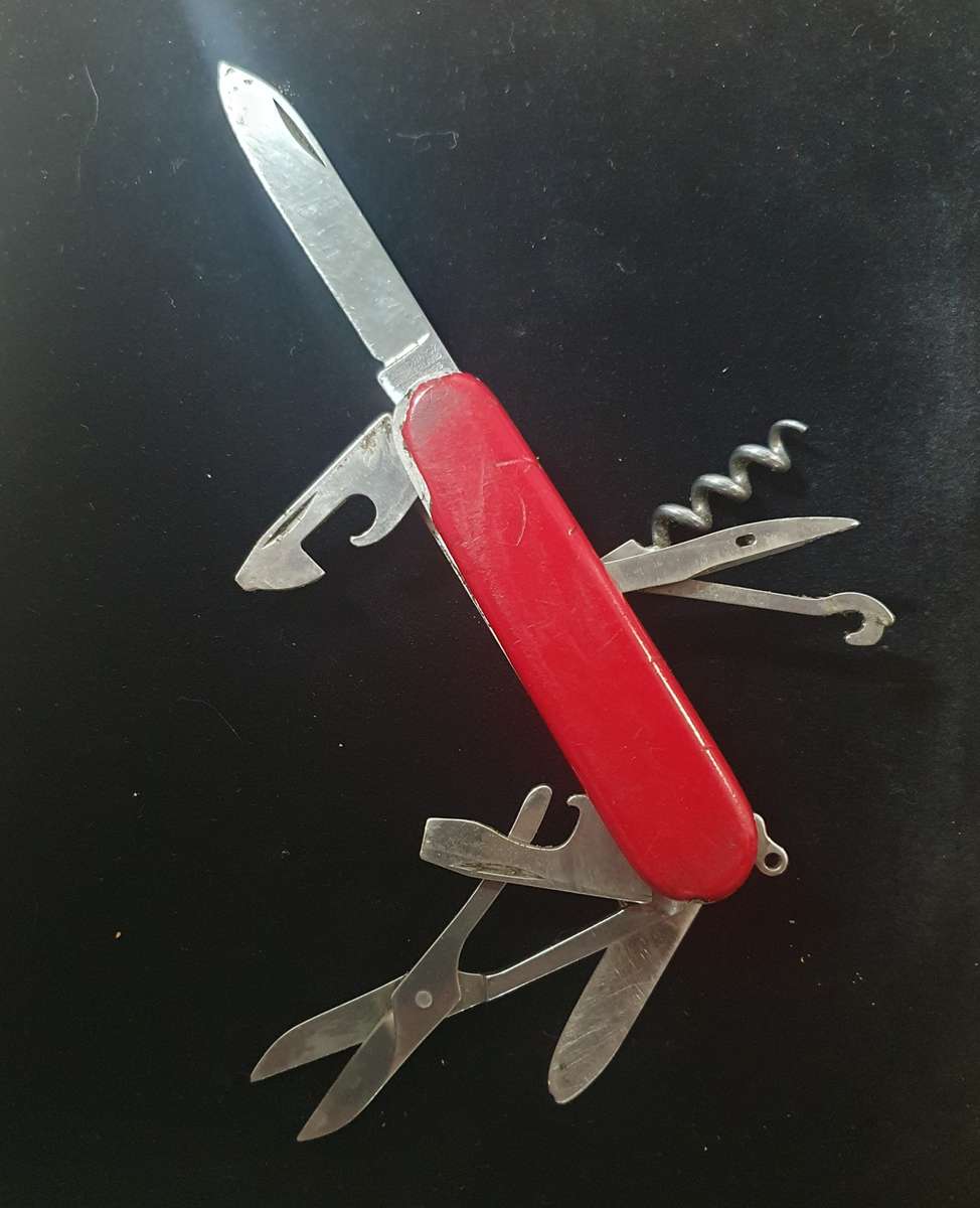 VICTORINOX OFFICIER SUISSE FOLDING KNIFE AS PER PHOTO REPORT.