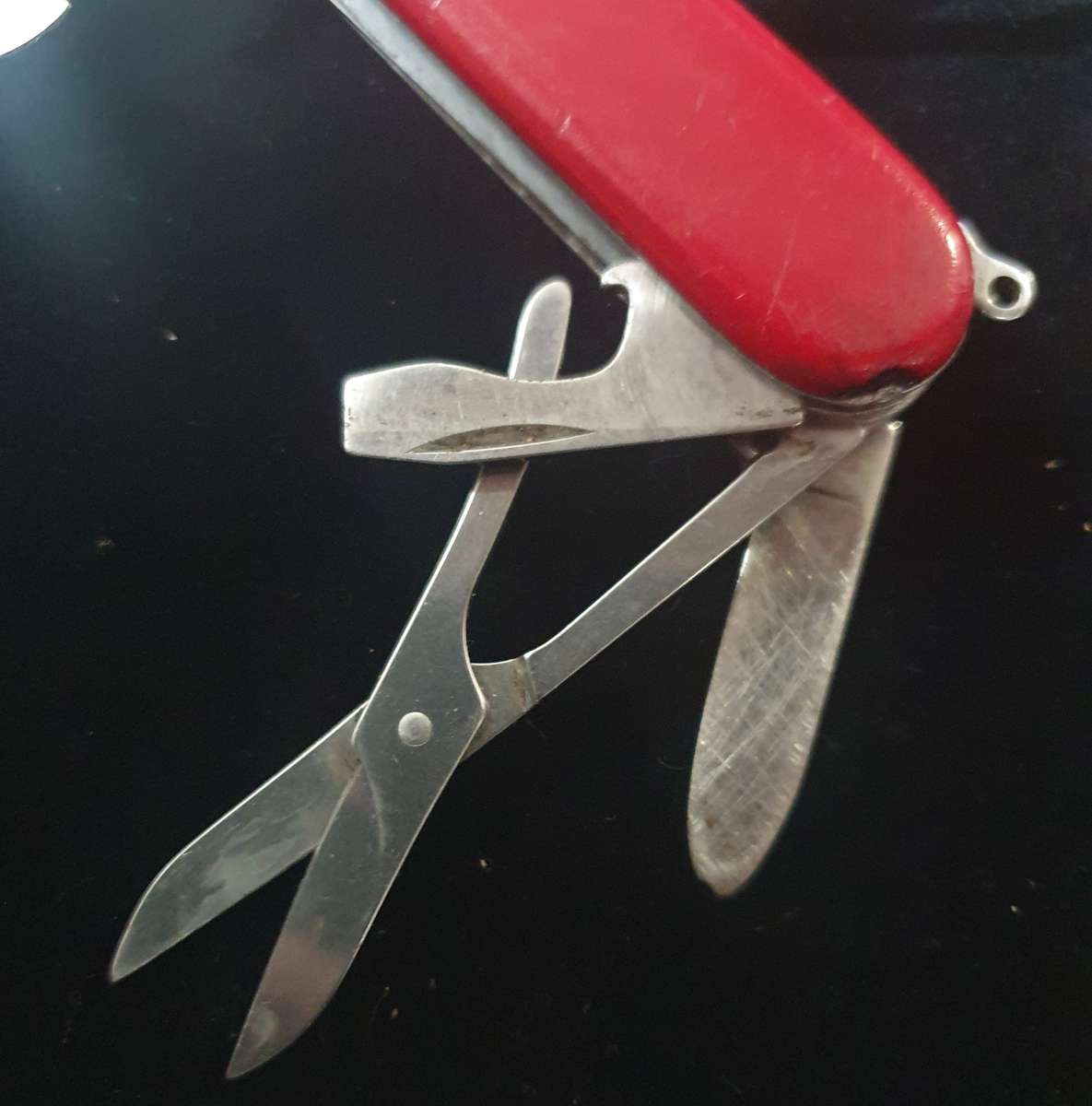 VICTORINOX OFFICIER SUISSE FOLDING KNIFE AS PER PHOTO REPORT.