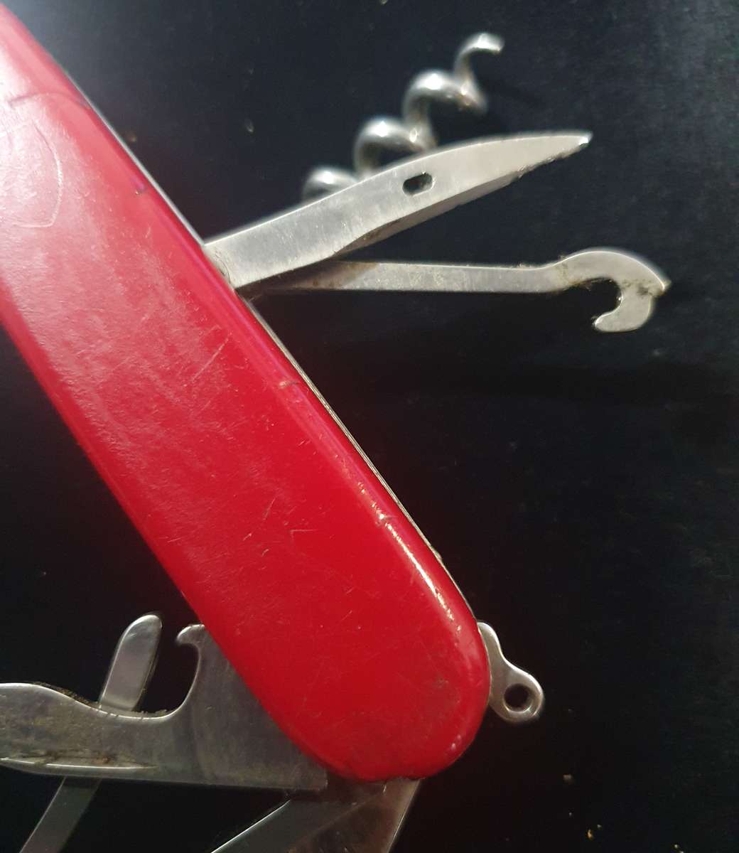 VICTORINOX OFFICIER SUISSE FOLDING KNIFE AS PER PHOTO REPORT.