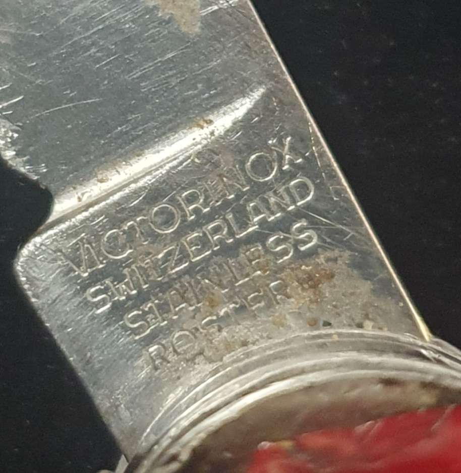 VICTORINOX OFFICIER SUISSE FOLDING KNIFE AS PER PHOTO REPORT.