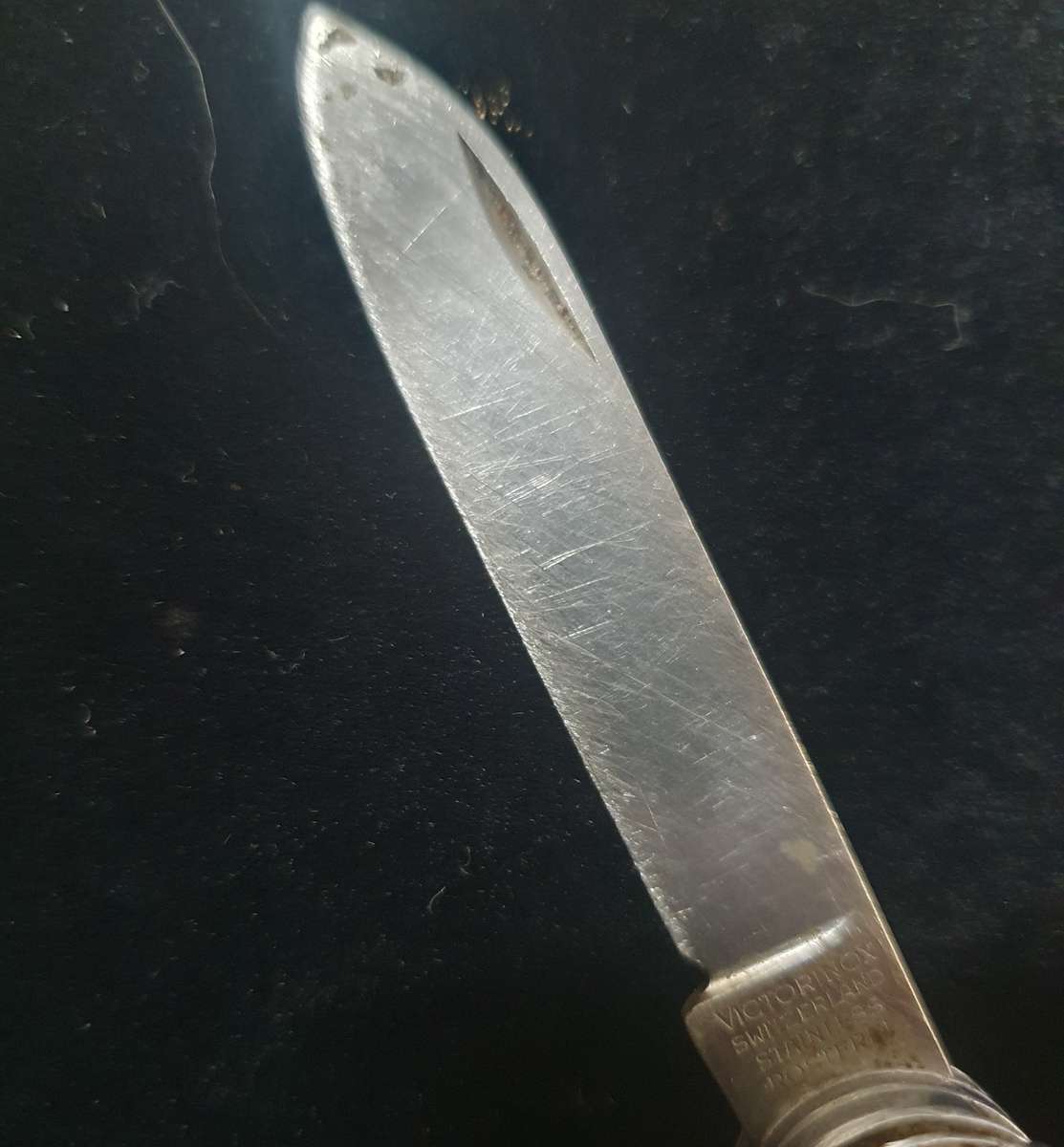 VICTORINOX OFFICIER SUISSE FOLDING KNIFE AS PER PHOTO REPORT.