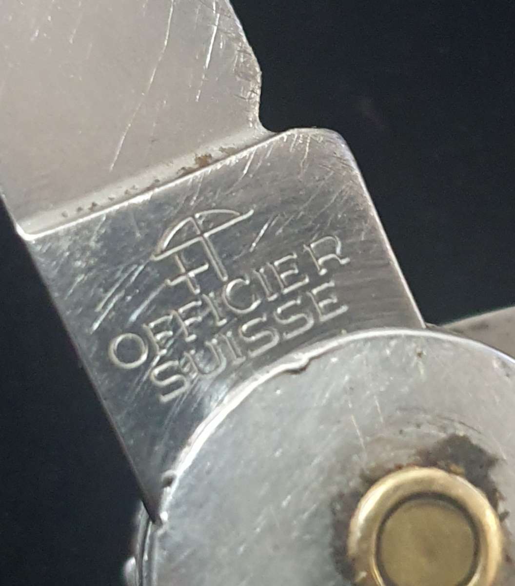 VICTORINOX OFFICIER SUISSE FOLDING KNIFE AS PER PHOTO REPORT.