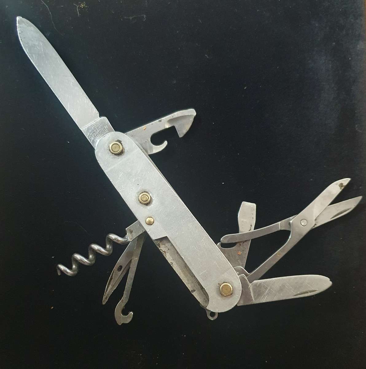 VICTORINOX OFFICIER SUISSE FOLDING KNIFE AS PER PHOTO REPORT.