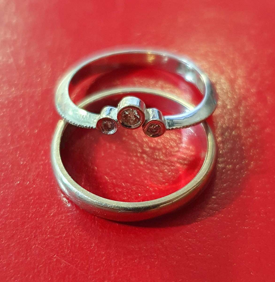 9ct WHITE GOLD 3 X DIAMOND ENGAGEMENT RING WITH WEDDING BAND.