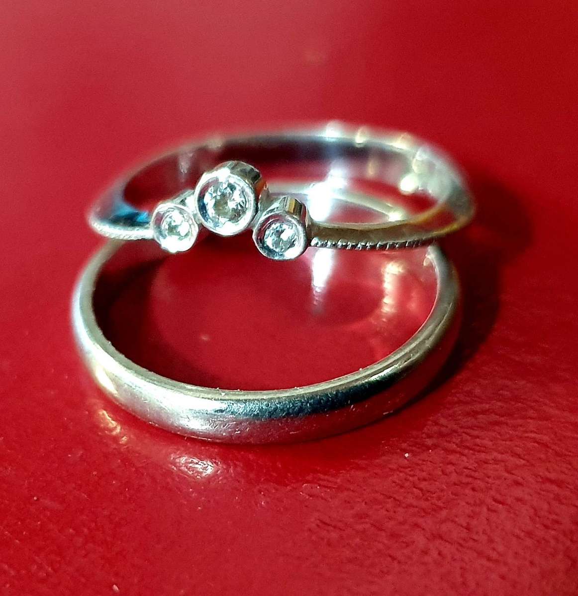 9ct WHITE GOLD 3 X DIAMOND ENGAGEMENT RING WITH WEDDING BAND.