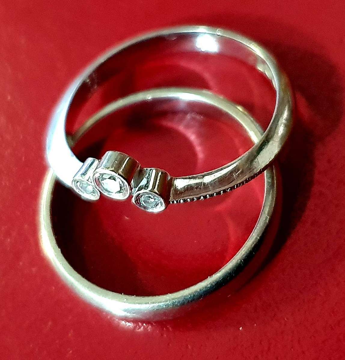 9ct WHITE GOLD 3 X DIAMOND ENGAGEMENT RING WITH WEDDING BAND.