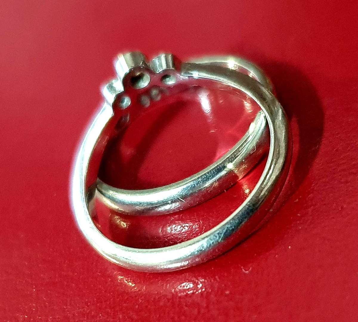 9ct WHITE GOLD 3 X DIAMOND ENGAGEMENT RING WITH WEDDING BAND.