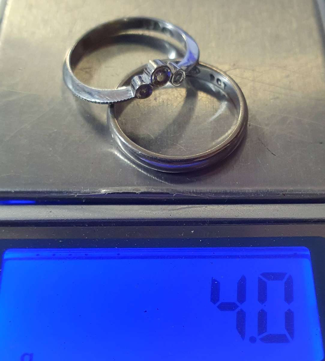 9ct WHITE GOLD 3 X DIAMOND ENGAGEMENT RING WITH WEDDING BAND.