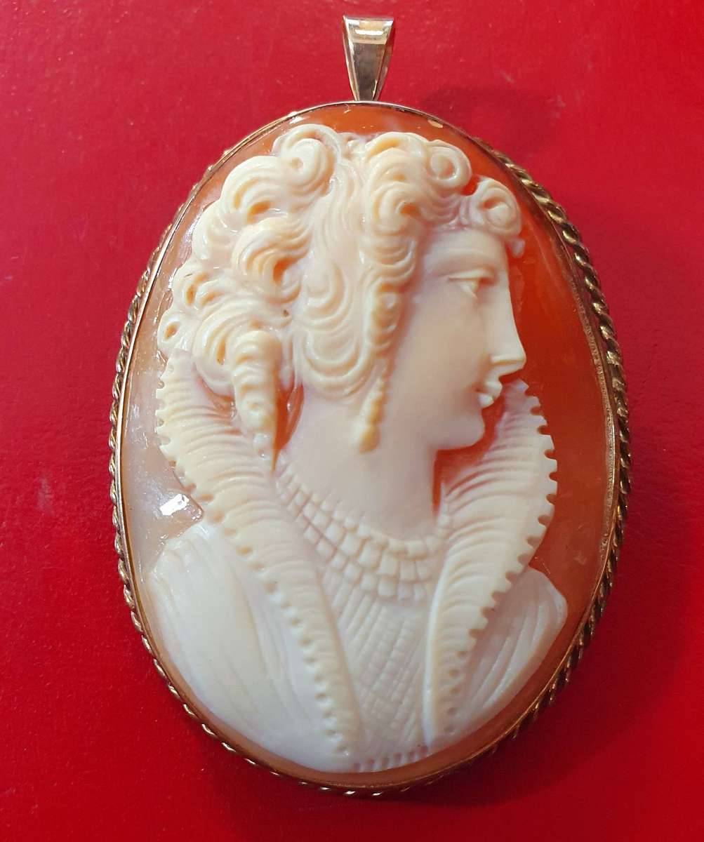 9ct GOLD SETTING WITH FINE DETAIL CAMEO. NECKLACE OR BROOCH.