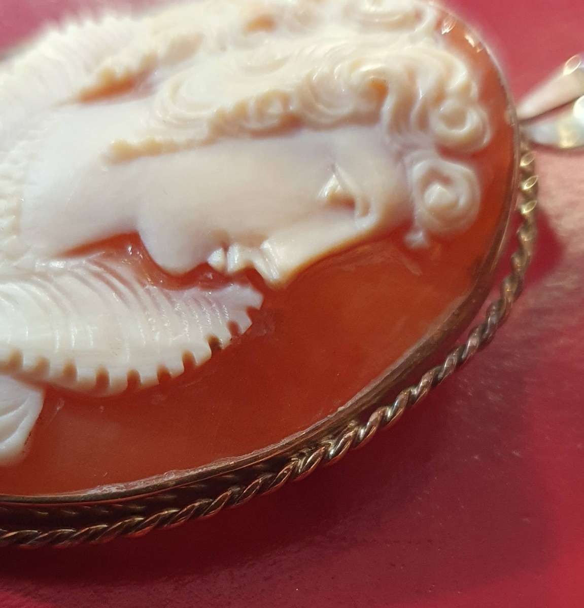 9ct GOLD SETTING WITH FINE DETAIL CAMEO. NECKLACE OR BROOCH.