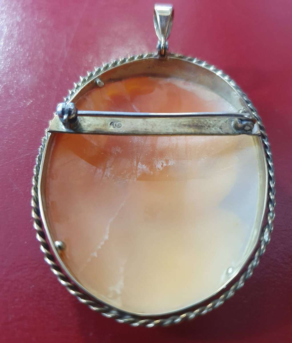 9ct GOLD SETTING WITH FINE DETAIL CAMEO. NECKLACE OR BROOCH.