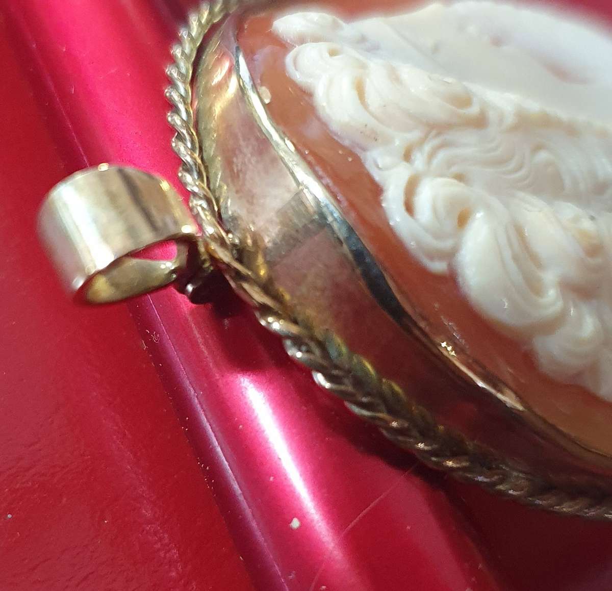 9ct GOLD SETTING WITH FINE DETAIL CAMEO. NECKLACE OR BROOCH.