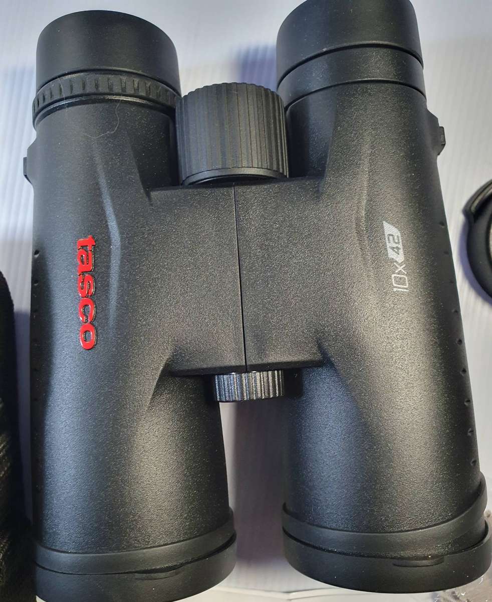 TASCO ES 10X42 BINOCULARS . AS GOOD AS NEW.