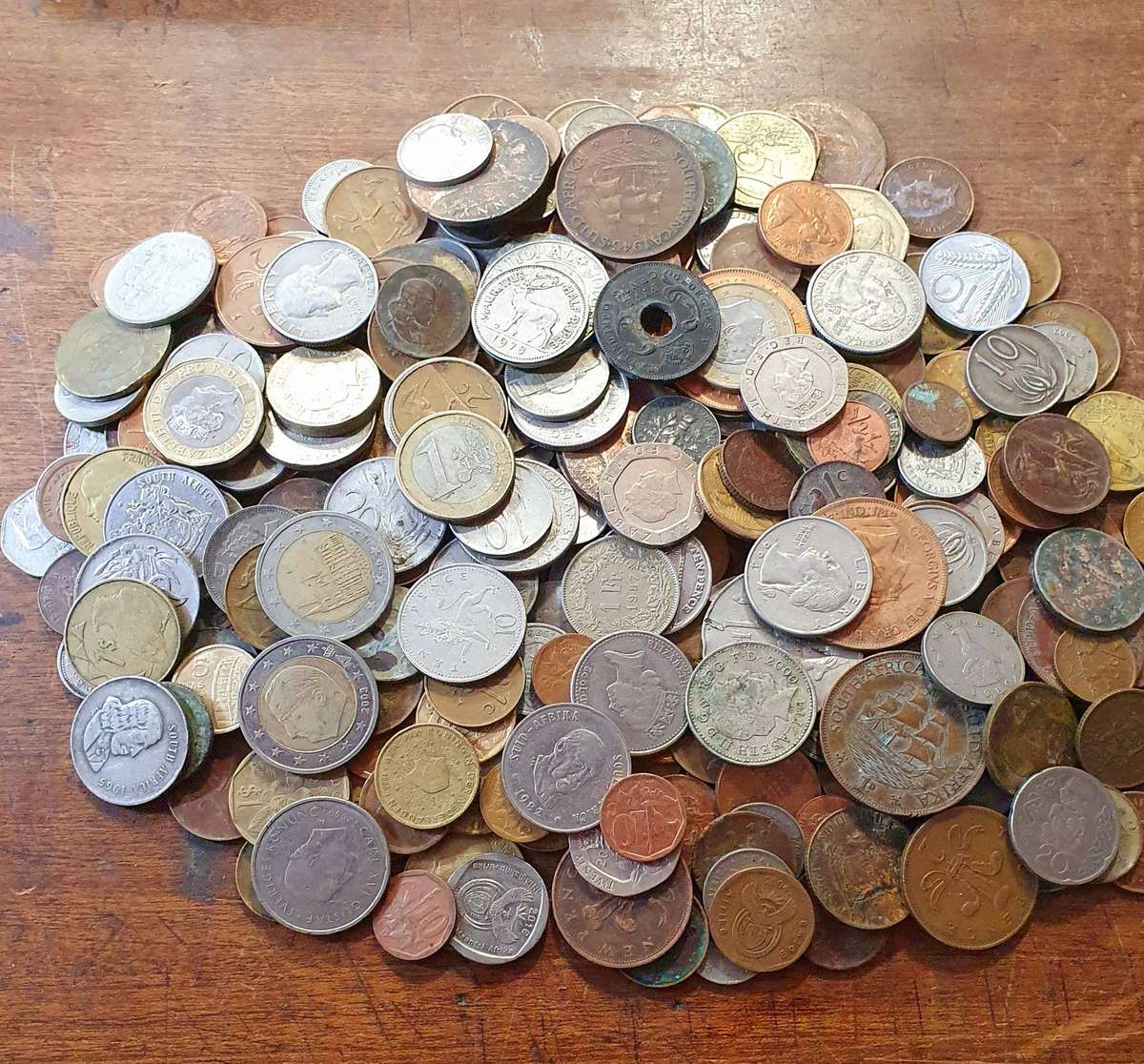 1.30 KG MIXED WORLD COINS. OVER 300 COINS.