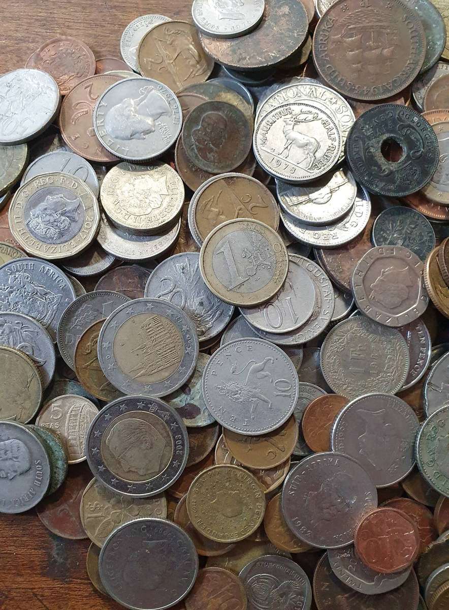 1.30 KG MIXED WORLD COINS. OVER 300 COINS.