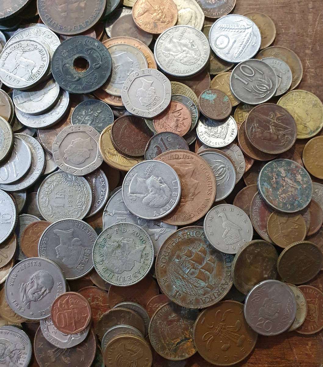 1.30 KG MIXED WORLD COINS. OVER 300 COINS.