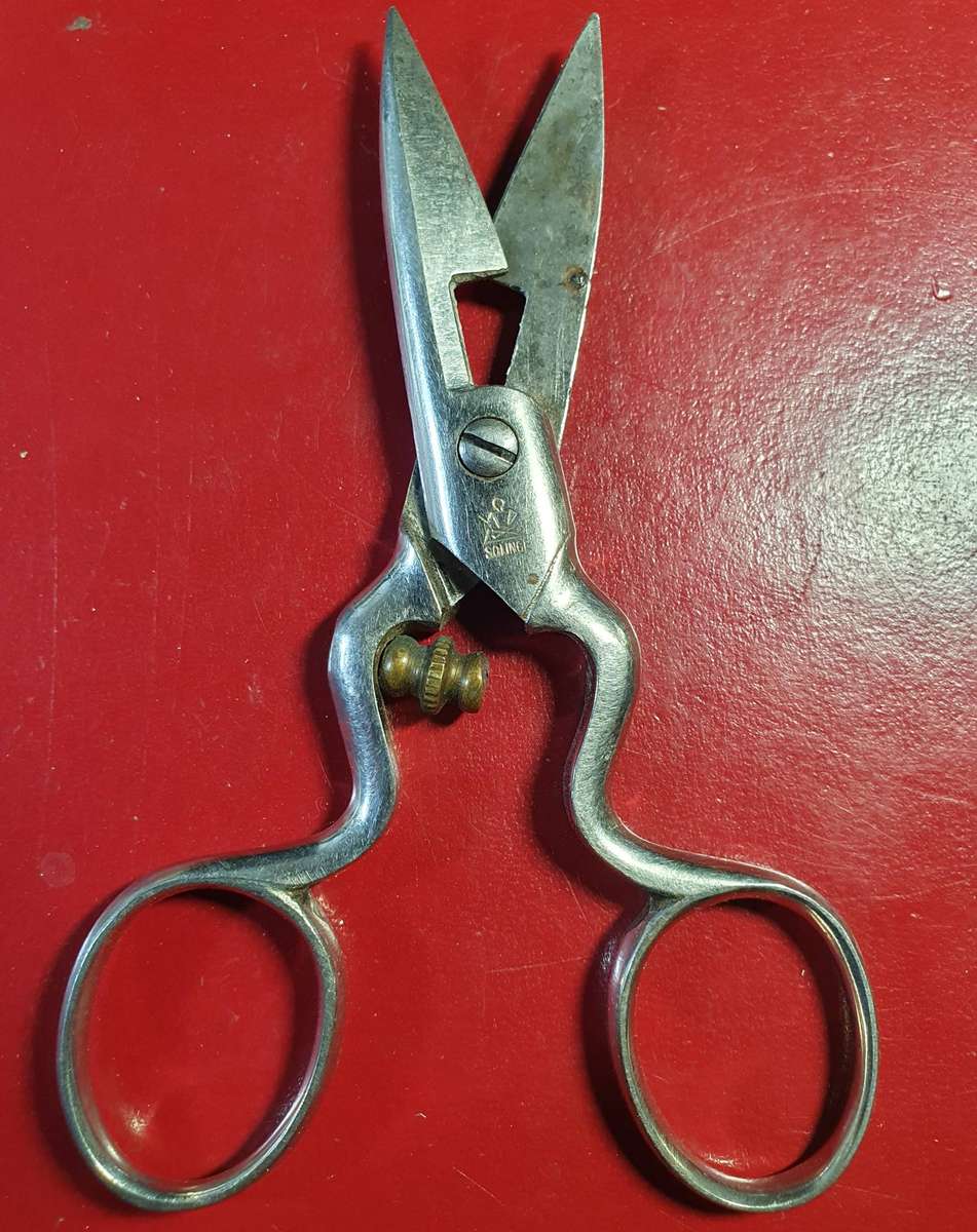 VINTAGE SOLINGEN BUTTONHOLE ADJUSTABLE PAIR OF SICISSORS.