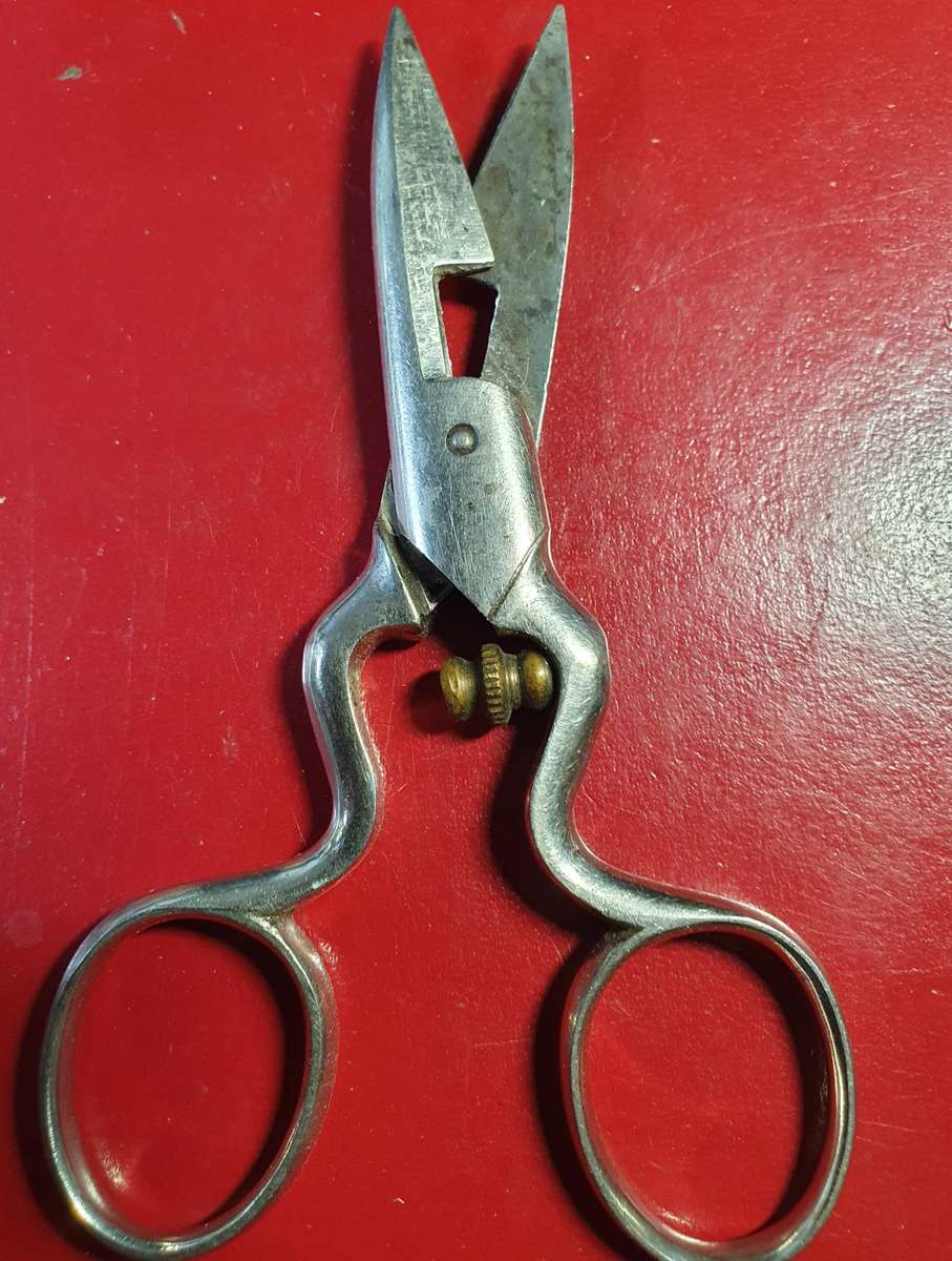 VINTAGE SOLINGEN BUTTONHOLE ADJUSTABLE PAIR OF SICISSORS.
