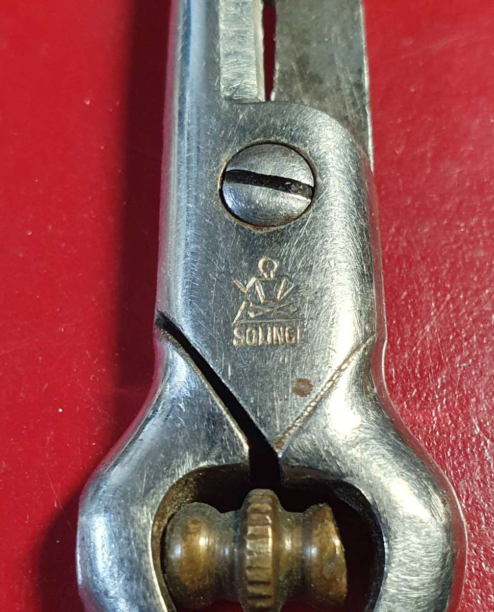 VINTAGE SOLINGEN BUTTONHOLE ADJUSTABLE PAIR OF SICISSORS.