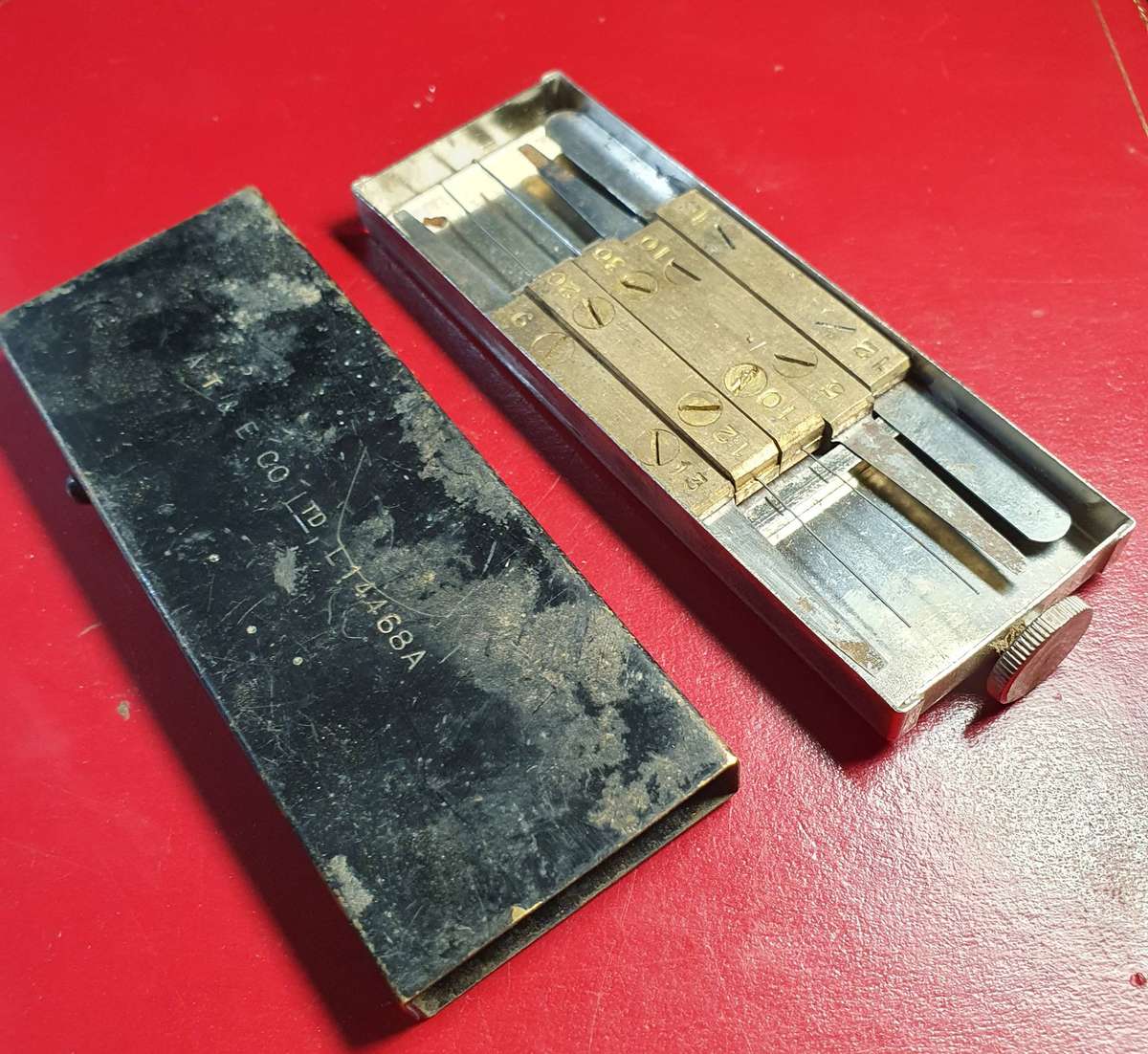 VINTAGE FEELER GAUGE SET IN METAL BOX. COMPLETE.