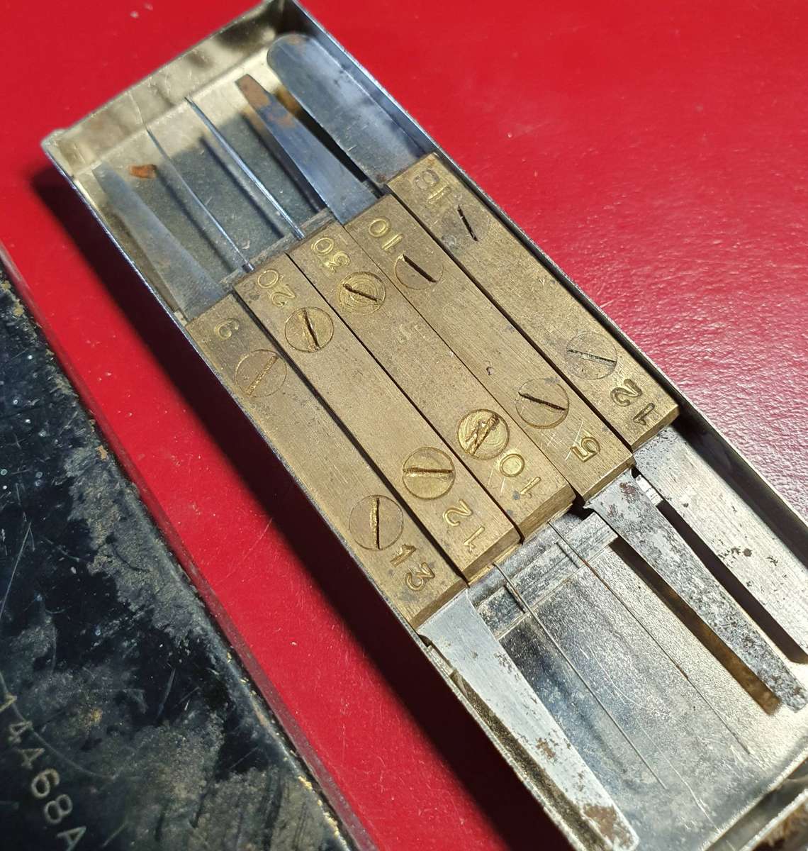 VINTAGE FEELER GAUGE SET IN METAL BOX. COMPLETE.