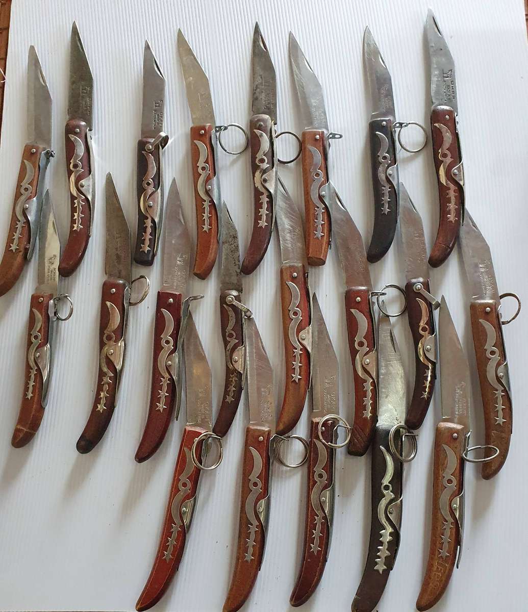 21 X OKAPI FOLDING KNIFES. WELL USED. ONE BID FOR ALL.