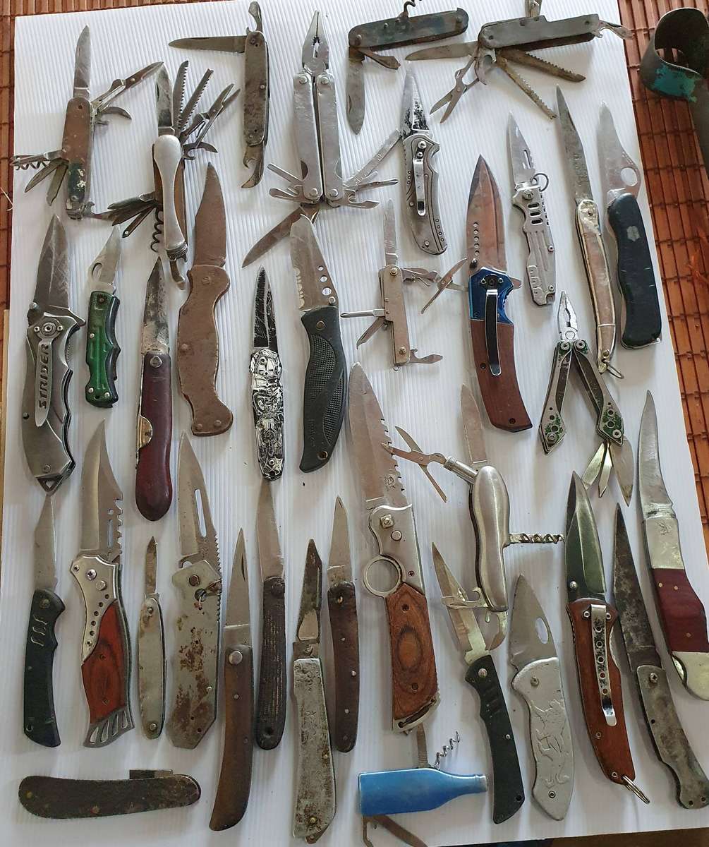 36 X VINTAGE FOLDING KNIFES AND MULTI TOOLS. GOOD TO WELL USED TO RESTORATION JOB.