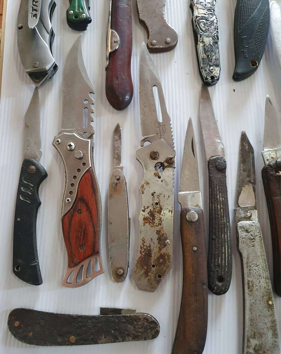 36 X VINTAGE FOLDING KNIFES AND MULTI TOOLS. GOOD TO WELL USED TO RESTORATION JOB.