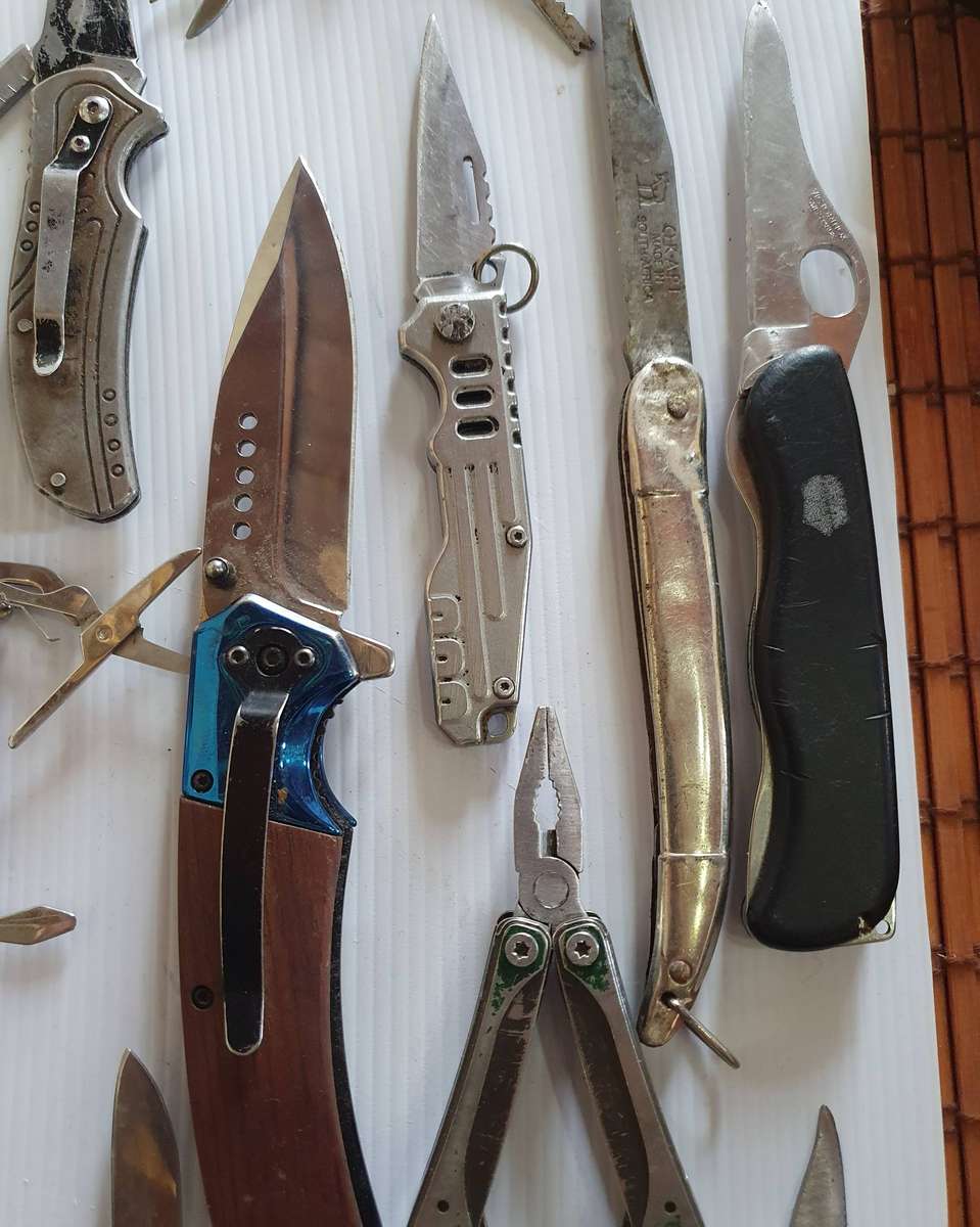 36 X VINTAGE FOLDING KNIFES AND MULTI TOOLS. GOOD TO WELL USED TO RESTORATION JOB.