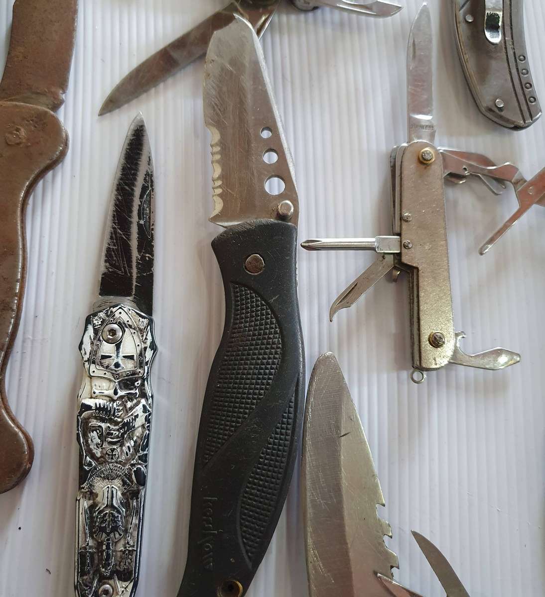 36 X VINTAGE FOLDING KNIFES AND MULTI TOOLS. GOOD TO WELL USED TO RESTORATION JOB.