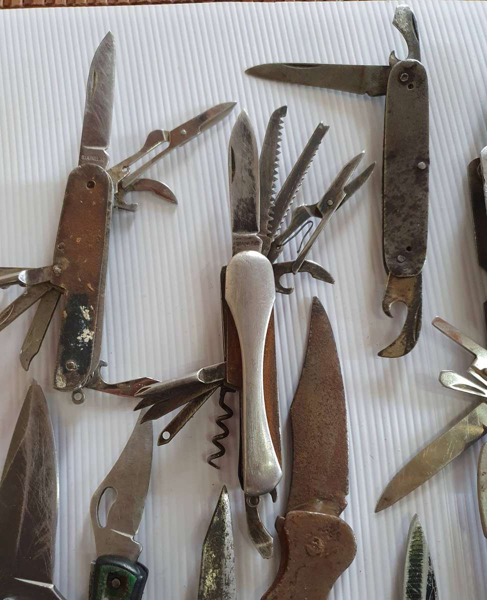 36 X VINTAGE FOLDING KNIFES AND MULTI TOOLS. GOOD TO WELL USED TO RESTORATION JOB.