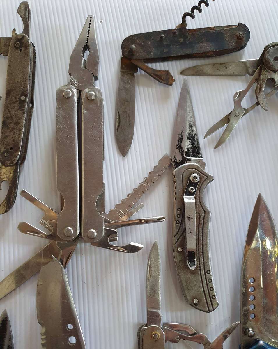 36 X VINTAGE FOLDING KNIFES AND MULTI TOOLS. GOOD TO WELL USED TO RESTORATION JOB.