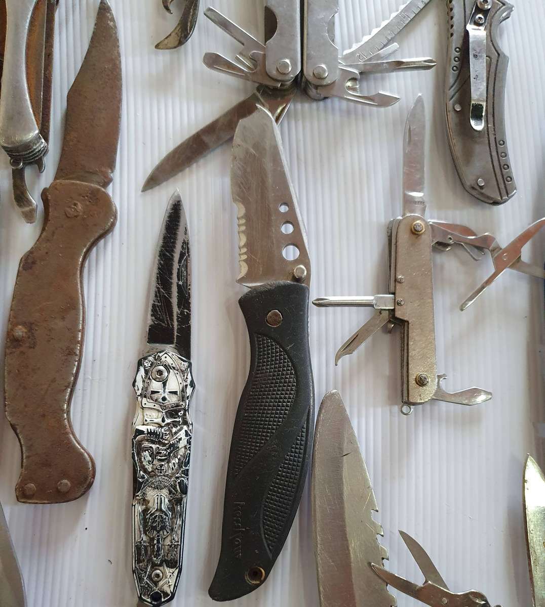 36 X VINTAGE FOLDING KNIFES AND MULTI TOOLS. GOOD TO WELL USED TO RESTORATION JOB.
