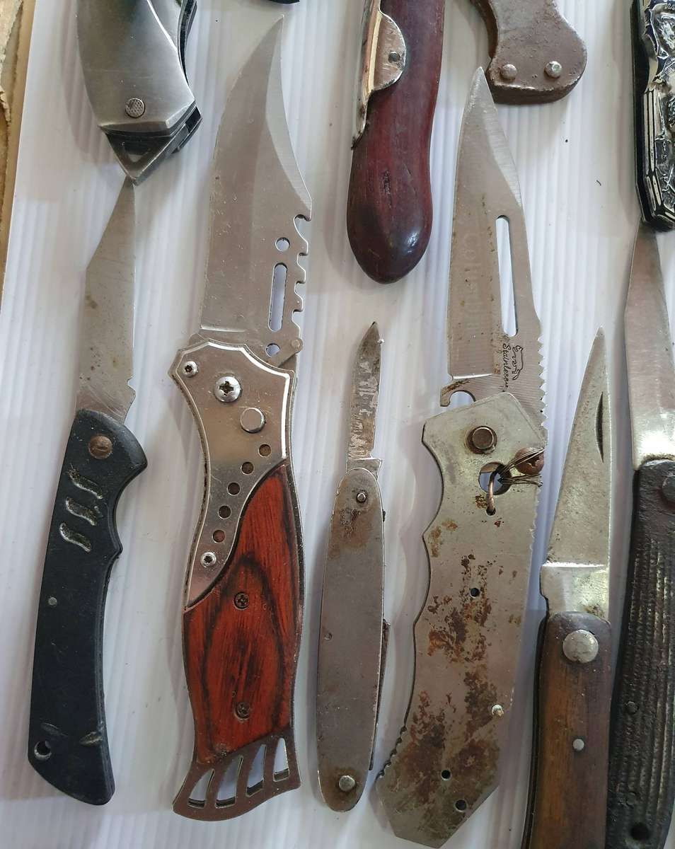 36 X VINTAGE FOLDING KNIFES AND MULTI TOOLS. GOOD TO WELL USED TO RESTORATION JOB.
