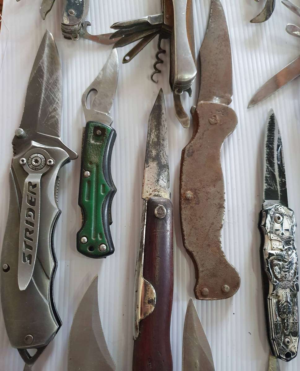 36 X VINTAGE FOLDING KNIFES AND MULTI TOOLS. GOOD TO WELL USED TO RESTORATION JOB.