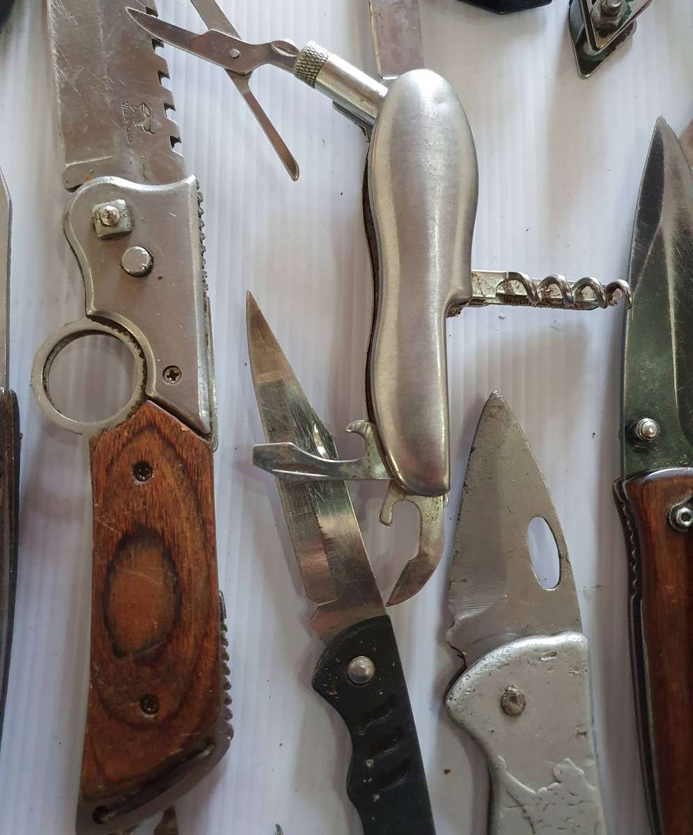 36 X VINTAGE FOLDING KNIFES AND MULTI TOOLS. GOOD TO WELL USED TO RESTORATION JOB.