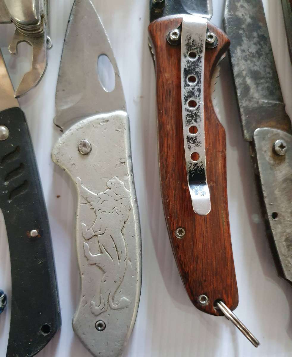 36 X VINTAGE FOLDING KNIFES AND MULTI TOOLS. GOOD TO WELL USED TO RESTORATION JOB.