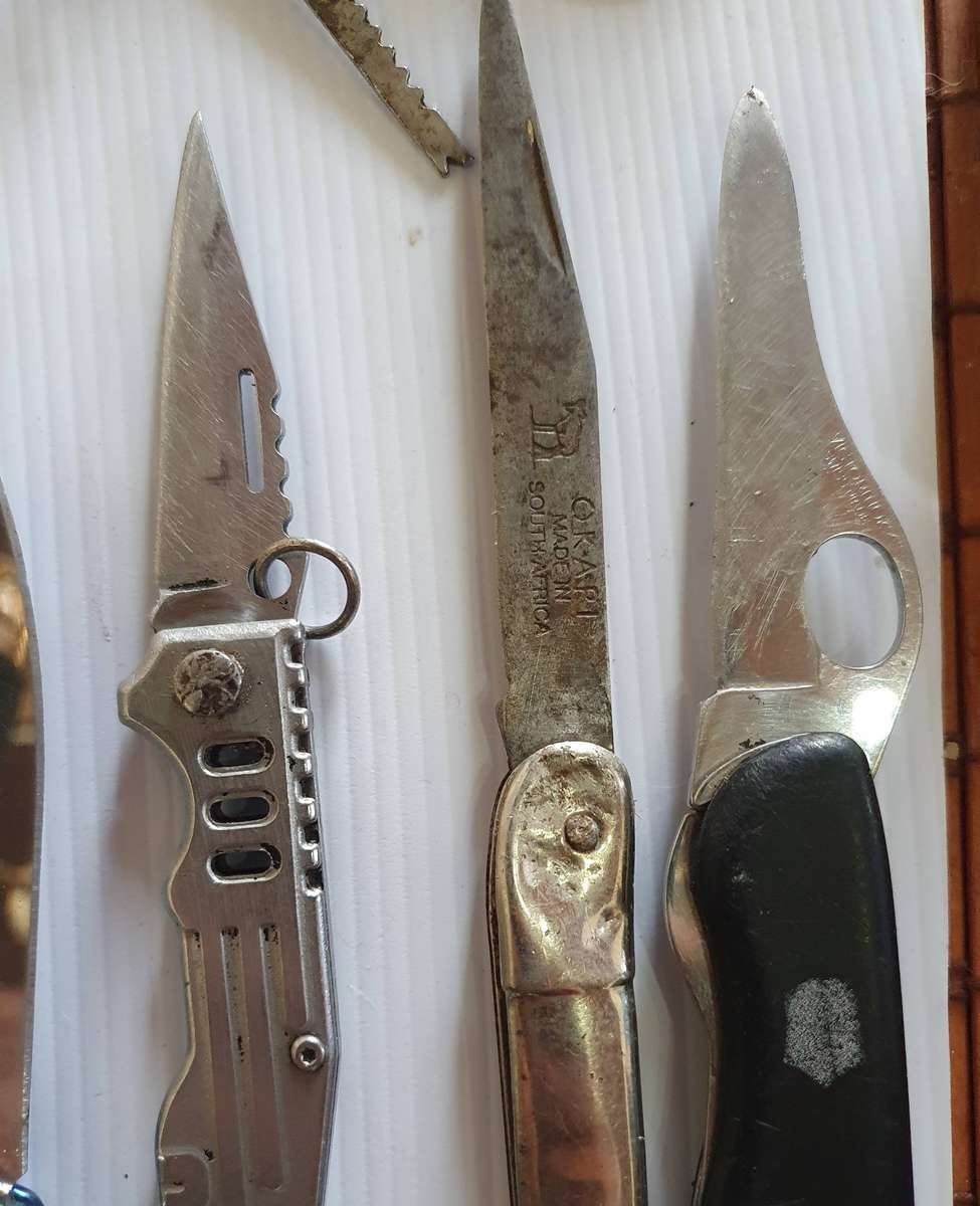 36 X VINTAGE FOLDING KNIFES AND MULTI TOOLS. GOOD TO WELL USED TO RESTORATION JOB.