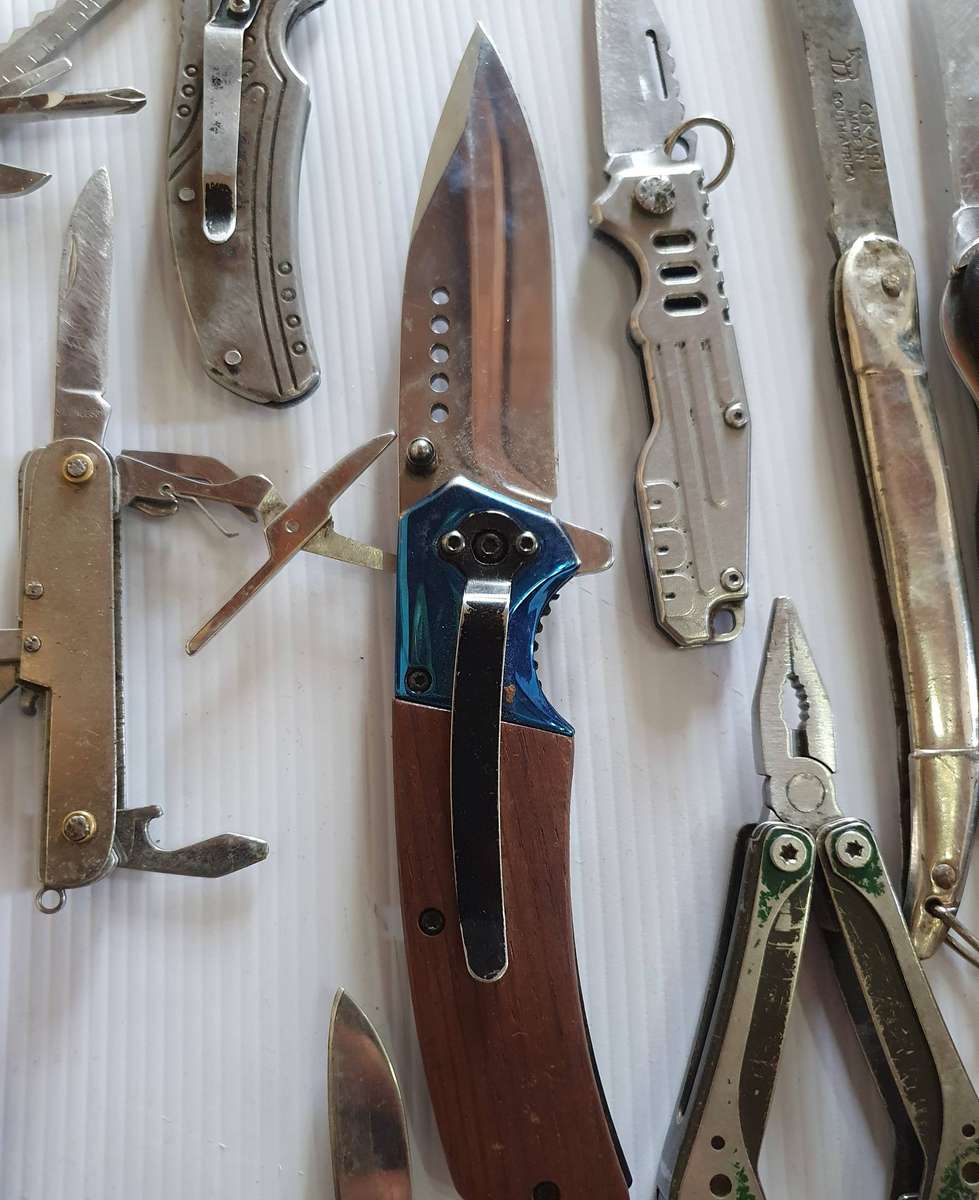 36 X VINTAGE FOLDING KNIFES AND MULTI TOOLS. GOOD TO WELL USED TO RESTORATION JOB.