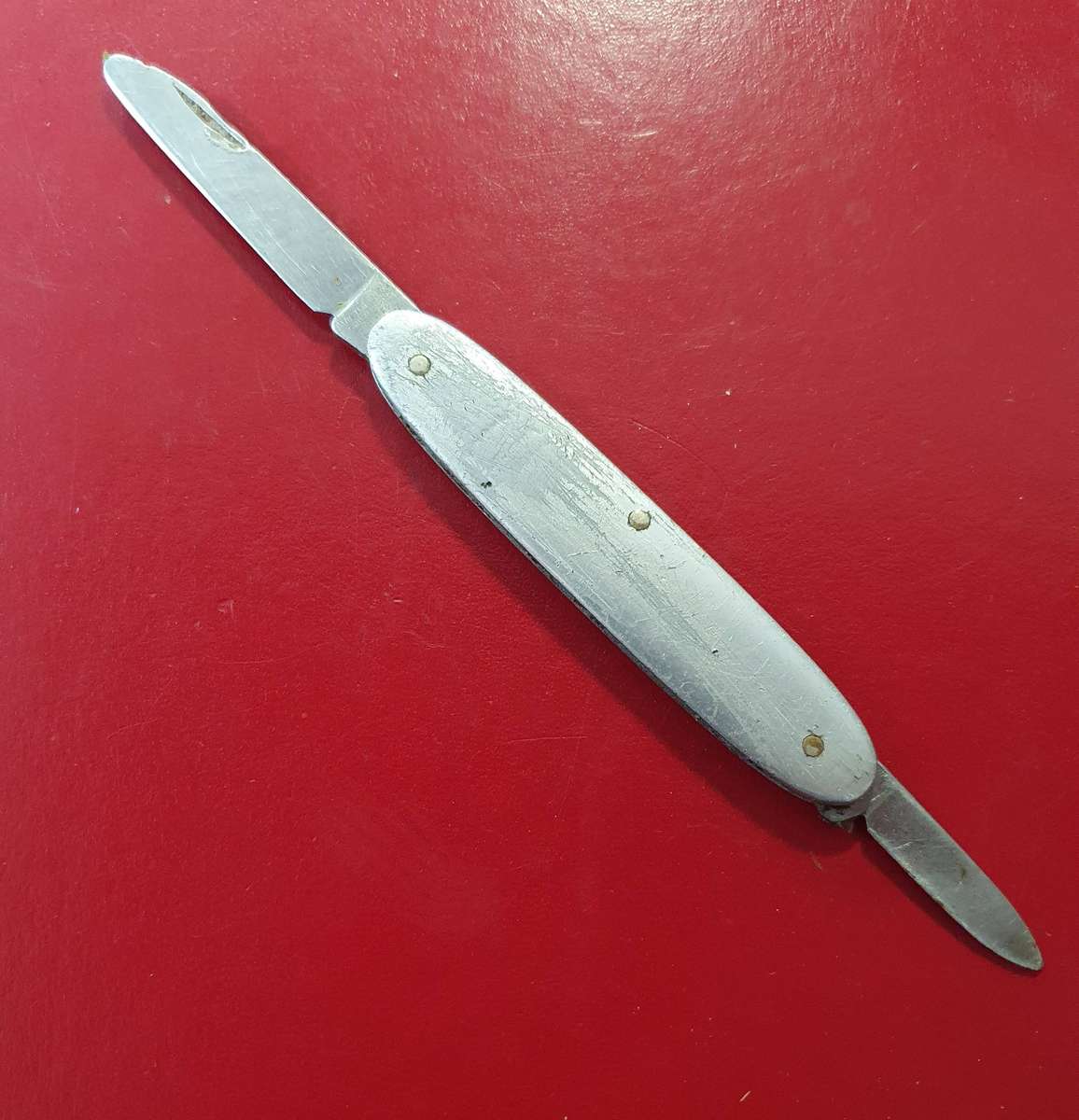 VINTAGE VICTORINOX FOLDING KNIFE. METAL HANDLE