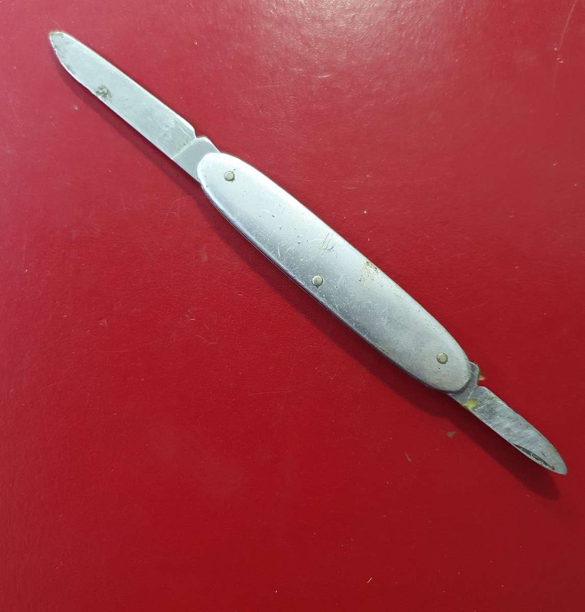 VINTAGE VICTORINOX FOLDING KNIFE. METAL HANDLE