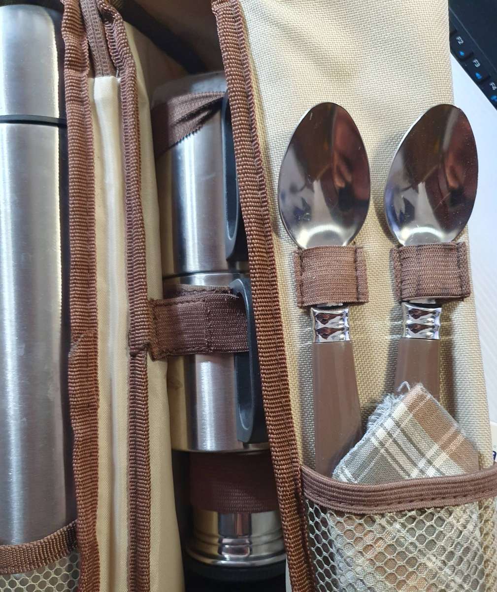 COFFEE FLASK SET WITH CARRY CASE. STAINLESS STEEL. HIGH END SET. NEVER BEEN USED.