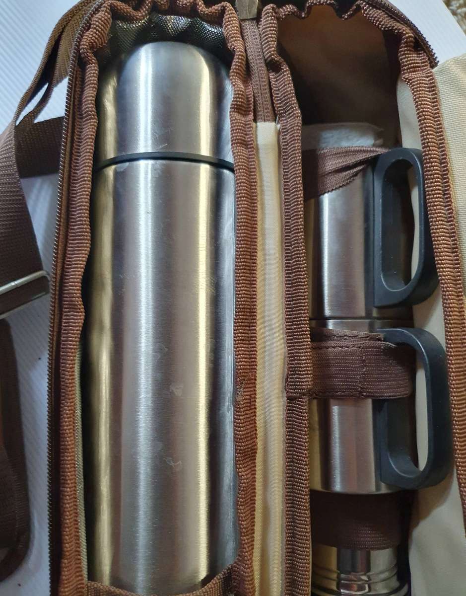 COFFEE FLASK SET WITH CARRY CASE. STAINLESS STEEL. HIGH END SET. NEVER BEEN USED.