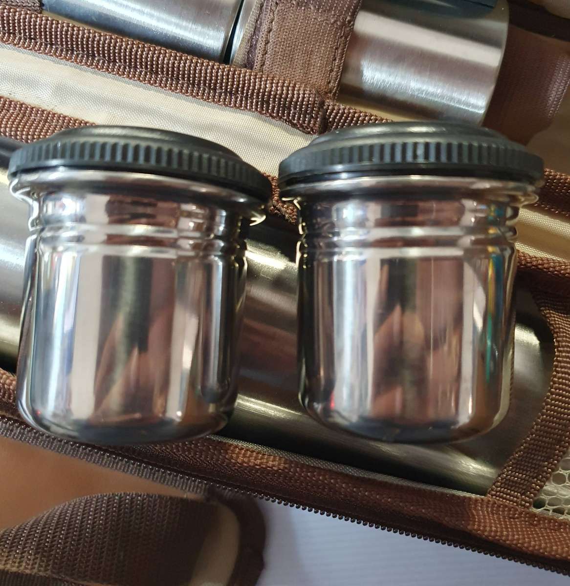 COFFEE FLASK SET WITH CARRY CASE. STAINLESS STEEL. HIGH END SET. NEVER BEEN USED.
