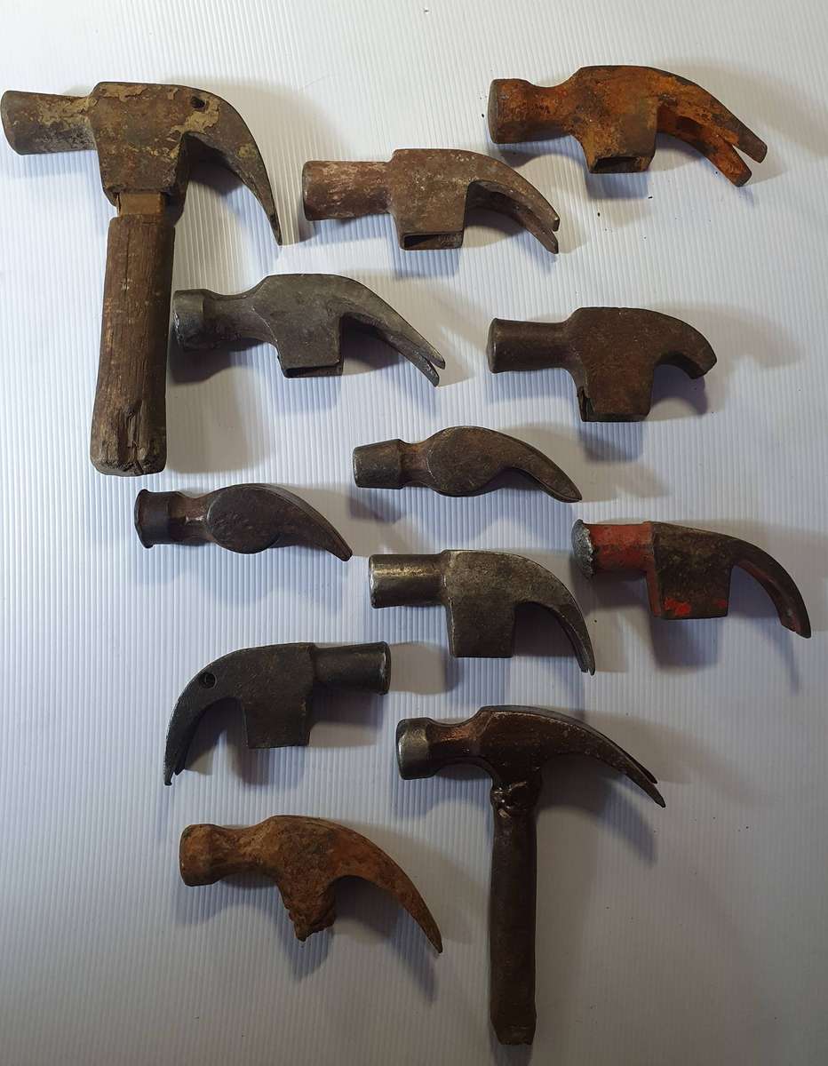 12 X ANTIQUE TO VINTAGE CLAW HAMMER HEADS. ONE BID FOR ALL.