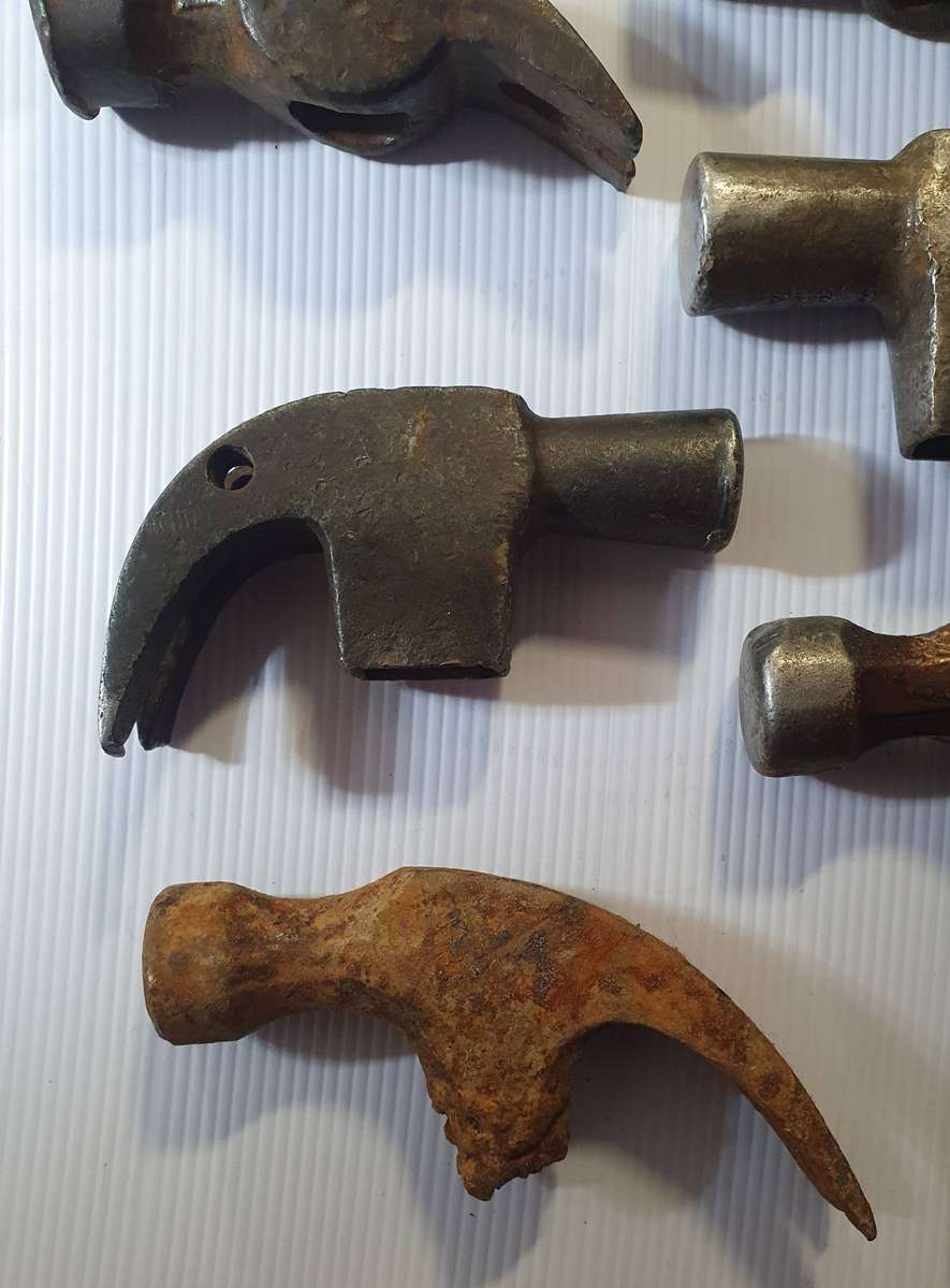 12 X ANTIQUE TO VINTAGE CLAW HAMMER HEADS. ONE BID FOR ALL.