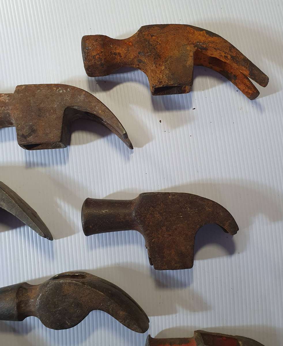 12 X ANTIQUE TO VINTAGE CLAW HAMMER HEADS. ONE BID FOR ALL.