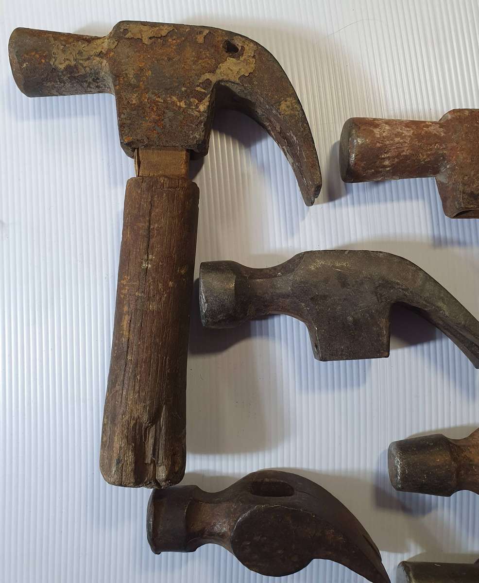12 X ANTIQUE TO VINTAGE CLAW HAMMER HEADS. ONE BID FOR ALL.