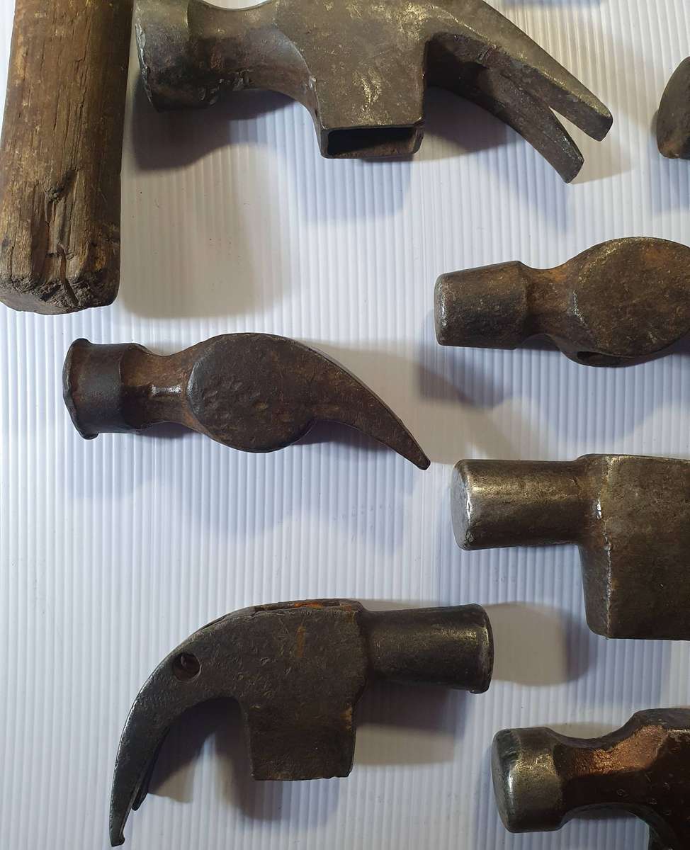 12 X ANTIQUE TO VINTAGE CLAW HAMMER HEADS. ONE BID FOR ALL.